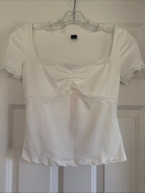 Never worn White Slim Fit Baby Tee Size Small